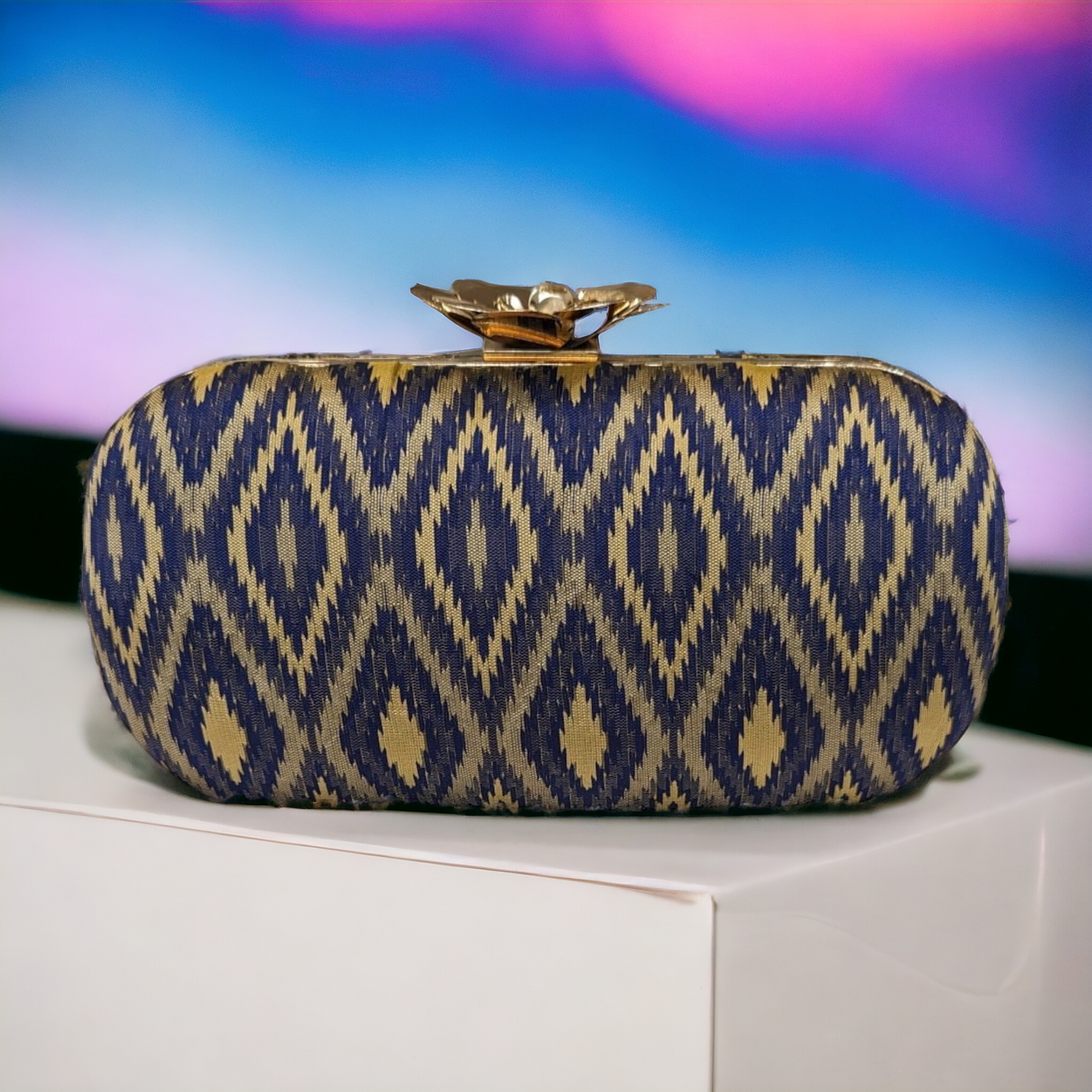 Clutch - Metal flower capsule