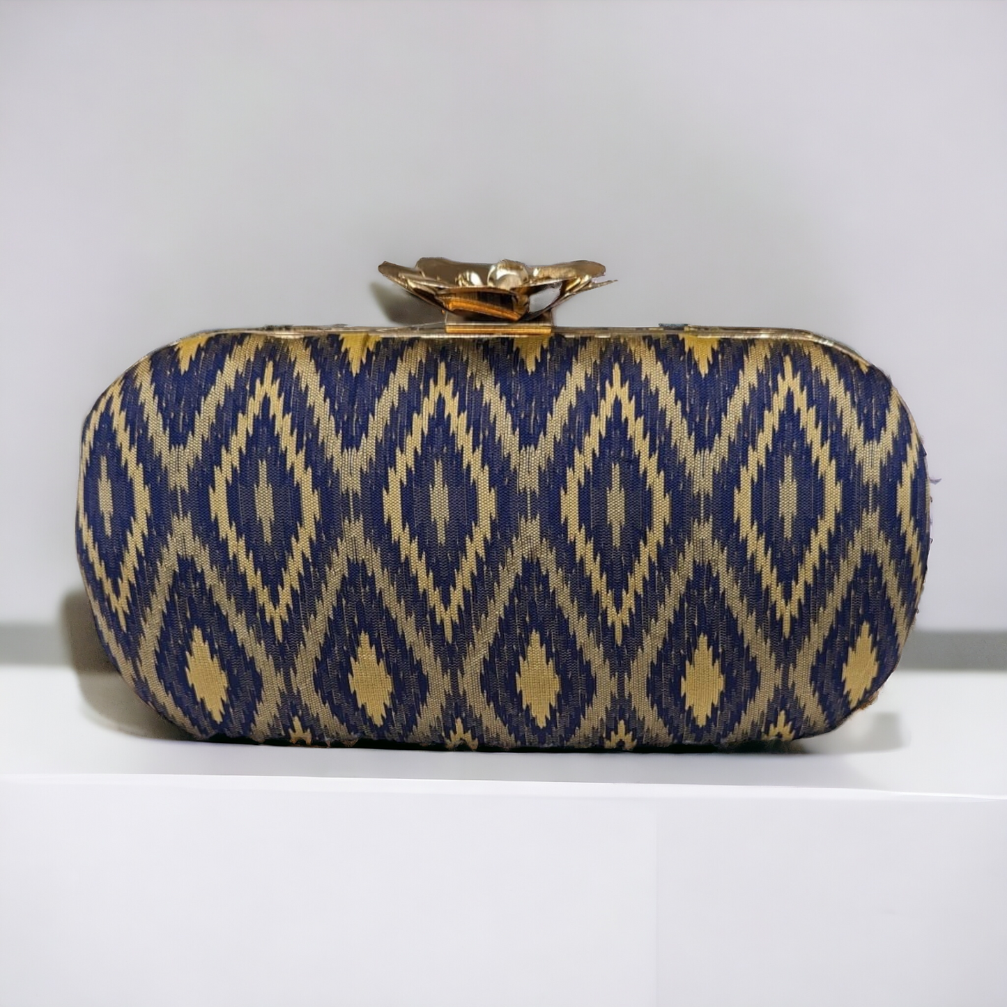Clutch - Metal flower capsule