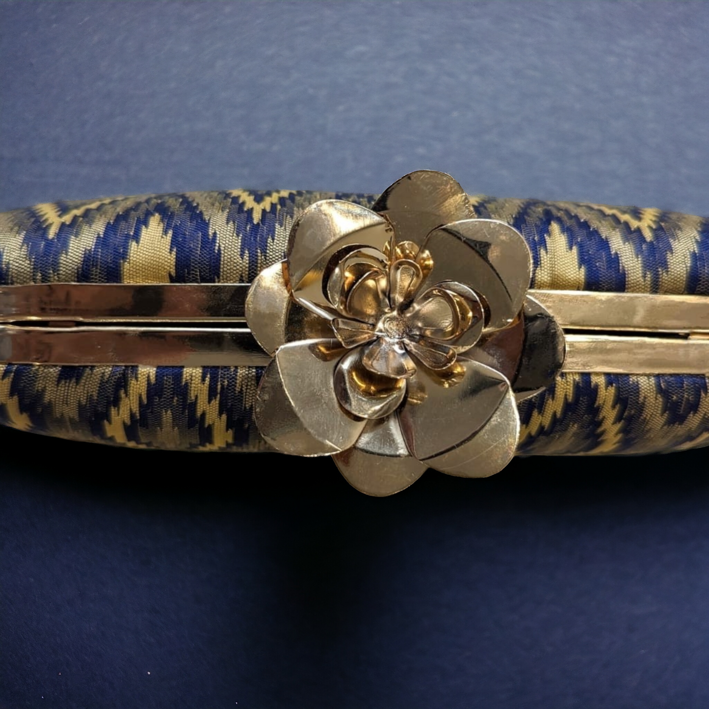 Clutch - Metal flower capsule